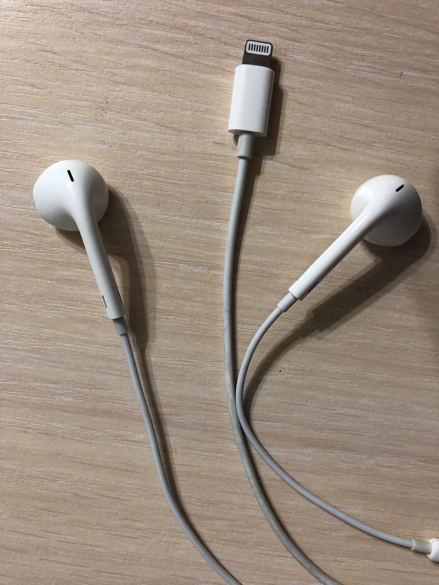 Обзор Наушников с микрофоном Apple EarPods with Lightning Connector  (MMTN2ZM/A) Обзоры пользователей