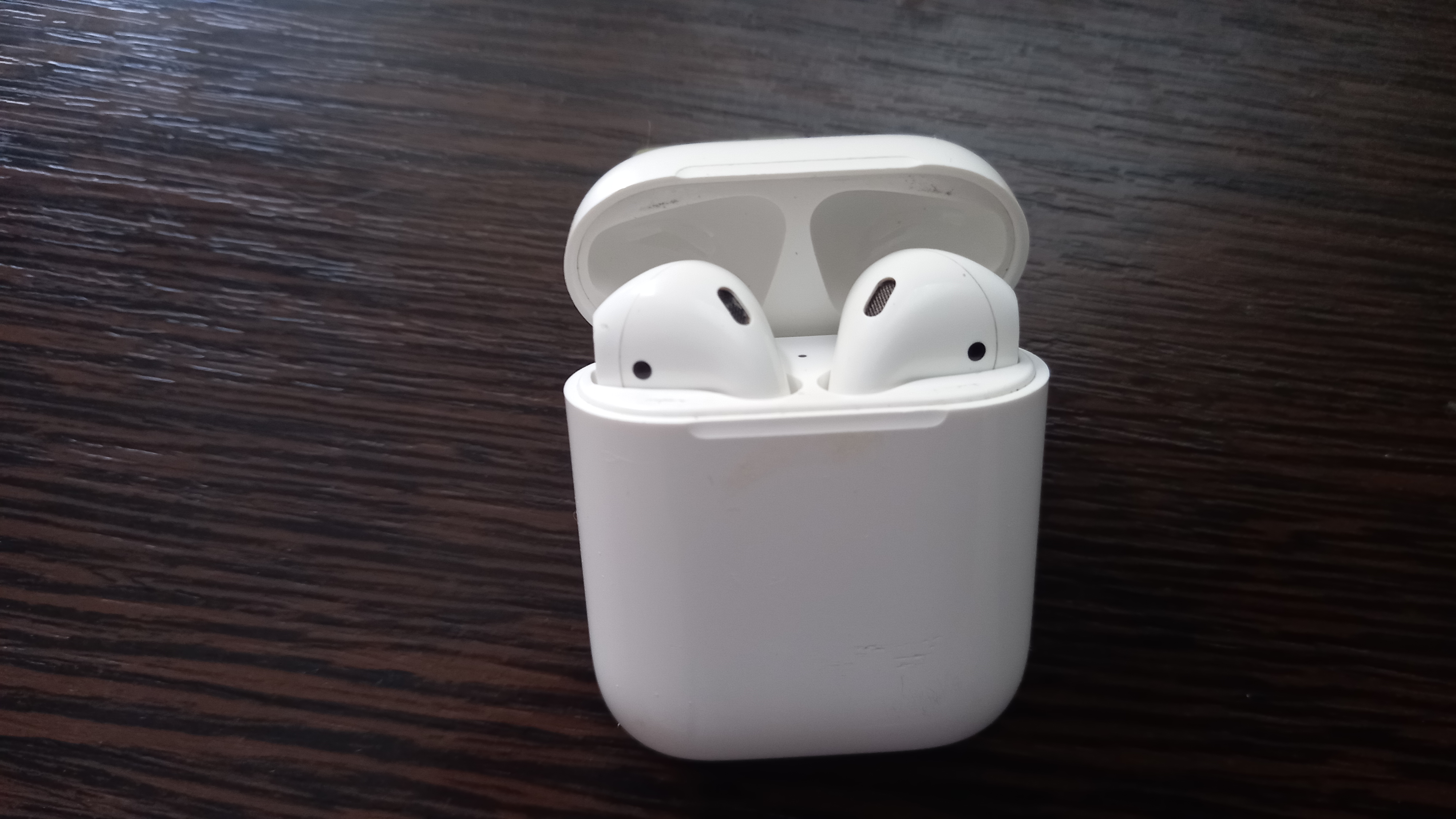 Беспроводные наушники Apple AirPods 2nd generation Charging Case  (MV7N2RU/A) купить в Москве в интернет-магазине Эльдорадо