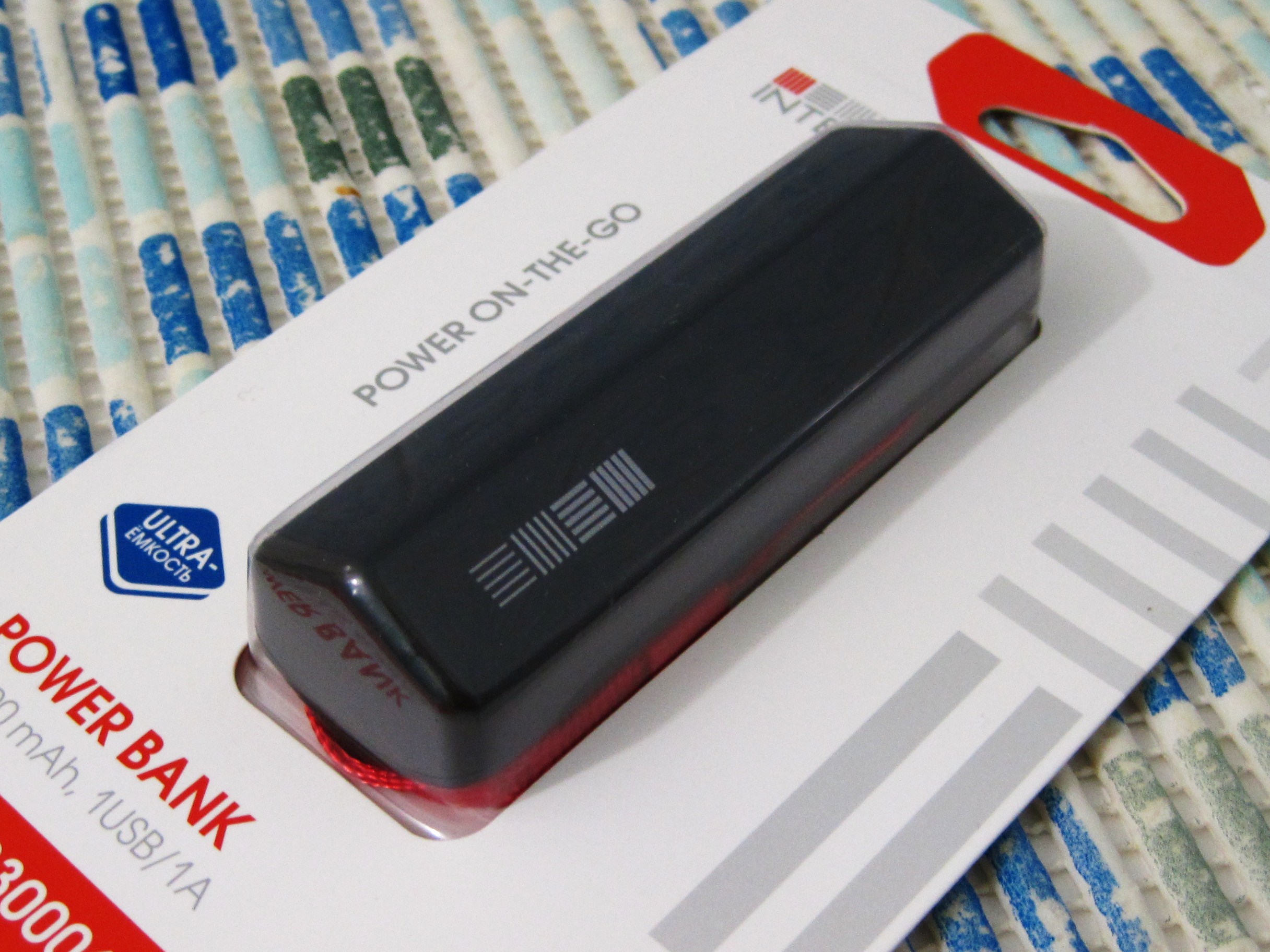 Внешний аккумулятор и повербанк InterStep PB30001U. 3000 mAh хватит вполне.  Обзоры пользователей